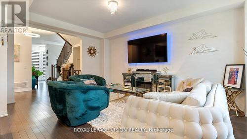 409 Provident Way, Hamilton, ON - Indoor Photo Showing Living Room