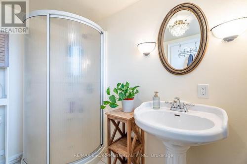 6 Arcade Crescent, Hamilton, ON - Indoor Photo Showing Bathroom