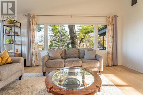 6 Arcade Crescent, Hamilton, ON - Indoor Photo Showing Living Room