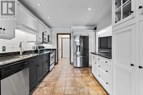 404 Line 2 Road, Niagara-On-The-Lake, ON - Indoor Photo Showing Kitchen With Double Sink