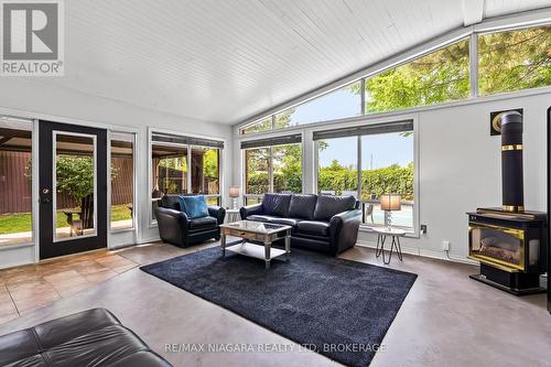 404 Line 2 Road, Niagara-On-The-Lake, ON - Indoor Photo Showing Living Room With Fireplace