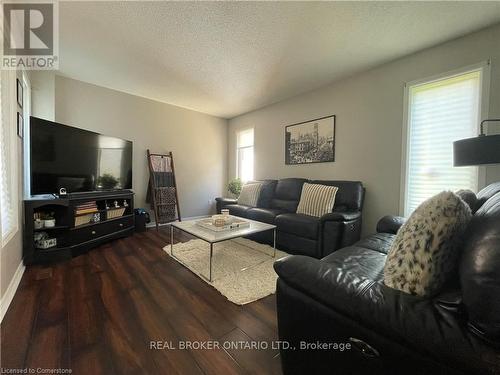 39 Sable Drive, Hamilton, ON - Indoor Photo Showing Living Room