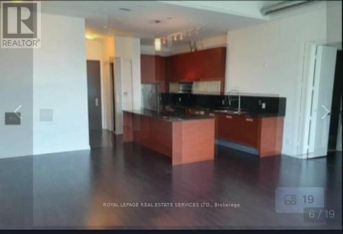 405 - 380 Macpherson Avenue, Toronto, ON - Indoor Photo Showing Kitchen