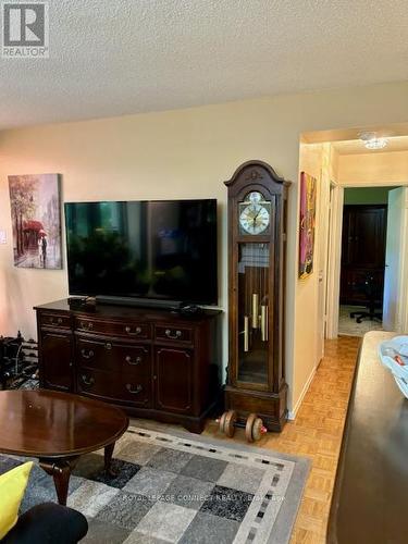 5-213 - 50 Old Kingston Road, Toronto, ON - Indoor Photo Showing Living Room