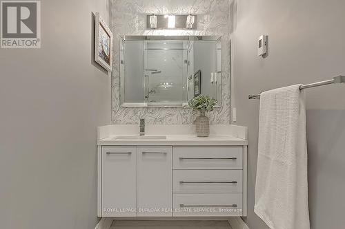 136 Avondale Court, Burlington, ON - Indoor Photo Showing Bathroom