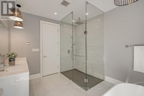 136 Avondale Court, Burlington, ON - Indoor Photo Showing Bathroom