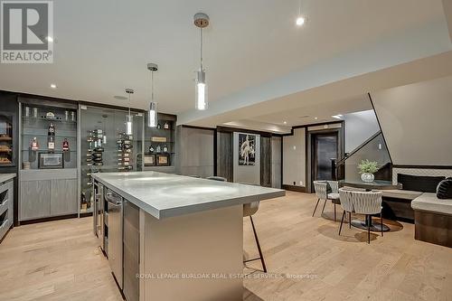 136 Avondale Court, Burlington, ON - Indoor Photo Showing Kitchen With Upgraded Kitchen