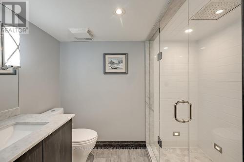 136 Avondale Court, Burlington, ON - Indoor Photo Showing Bathroom