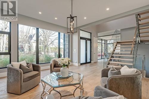 136 Avondale Court, Burlington, ON - Indoor Photo Showing Living Room