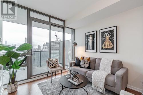 3304 - 33 Lombard Street, Toronto, ON - Indoor Photo Showing Living Room