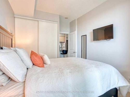 1206-225 Sherway Gardens Rd, Toronto, ON - Indoor Photo Showing Bedroom