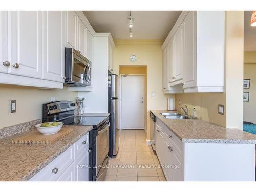 908-6400 Huggins St, Niagara Falls, ON - Indoor Photo Showing Kitchen With Double Sink