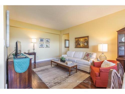 908-6400 Huggins St, Niagara Falls, ON - Indoor Photo Showing Living Room