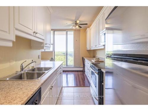 908-6400 Huggins St, Niagara Falls, ON - Indoor Photo Showing Kitchen With Double Sink