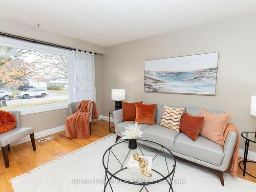 223 Simon St, Shelburne, ON - Indoor Photo Showing Living Room