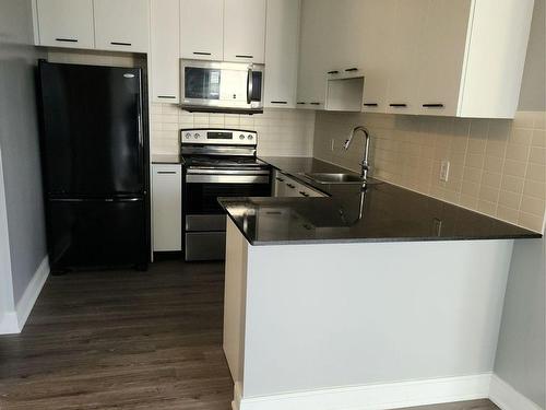 623-135 Village Green Sq, Toronto, ON - Indoor Photo Showing Kitchen