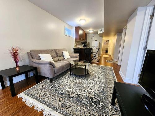 Bsmnt-7 Gamble Glen Cres, Richmond Hill, ON - Indoor Photo Showing Living Room