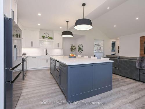 1016 Lakeshore Dr N, Oro-Medonte, ON - Indoor Photo Showing Kitchen With Upgraded Kitchen