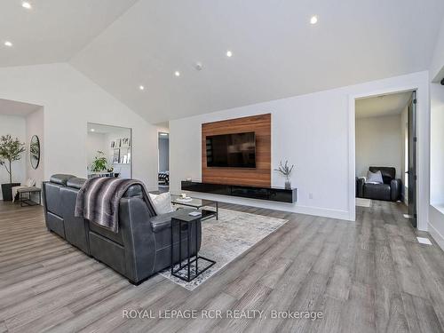 1016 Lakeshore Dr N, Oro-Medonte, ON - Indoor Photo Showing Living Room