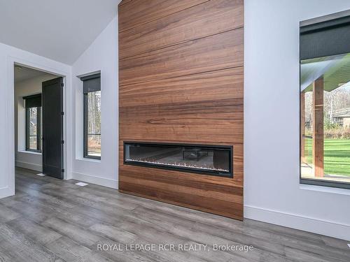 1016 Lakeshore Dr N, Oro-Medonte, ON - Indoor Photo Showing Living Room With Fireplace