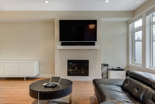 104-1102 Cameron Avenue, Kelowna, BC - Indoor Photo Showing Living Room With Fireplace