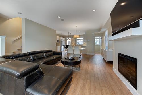 104-1102 Cameron Avenue, Kelowna, BC - Indoor Photo Showing Living Room With Fireplace