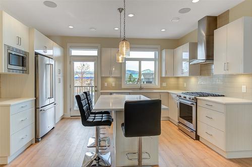 104-1102 Cameron Avenue, Kelowna, BC - Indoor Photo Showing Kitchen With Upgraded Kitchen