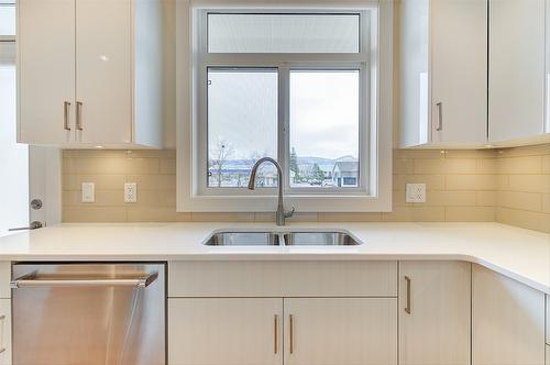 104-1102 Cameron Avenue, Kelowna, BC - Indoor Photo Showing Kitchen With Double Sink