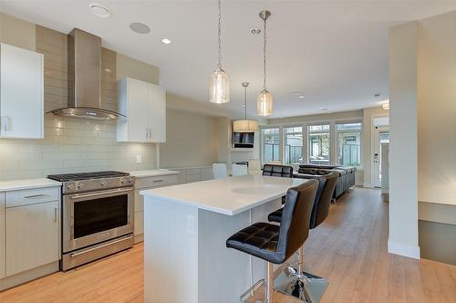 104-1102 Cameron Avenue, Kelowna, BC - Indoor Photo Showing Kitchen With Upgraded Kitchen