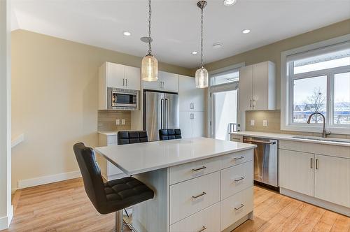 104-1102 Cameron Avenue, Kelowna, BC - Indoor Photo Showing Kitchen With Stainless Steel Kitchen With Upgraded Kitchen