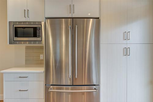 104-1102 Cameron Avenue, Kelowna, BC - Indoor Photo Showing Kitchen With Stainless Steel Kitchen