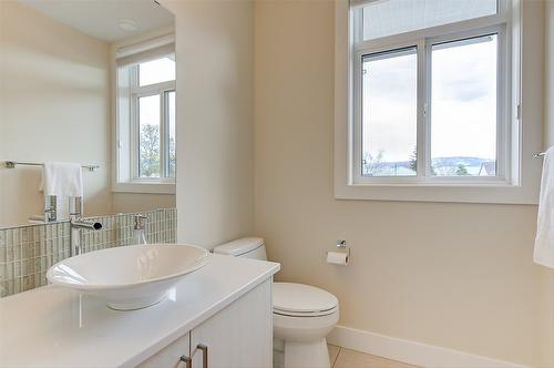 104-1102 Cameron Avenue, Kelowna, BC - Indoor Photo Showing Bathroom