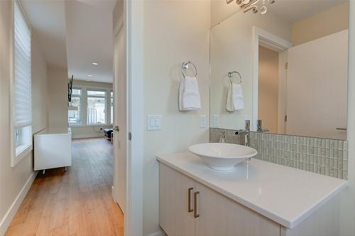 104-1102 Cameron Avenue, Kelowna, BC - Indoor Photo Showing Bathroom