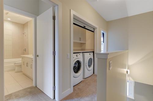 104-1102 Cameron Avenue, Kelowna, BC - Indoor Photo Showing Laundry Room