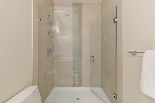 104-1102 Cameron Avenue, Kelowna, BC - Indoor Photo Showing Bathroom