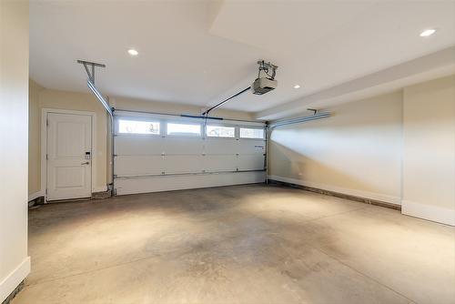 104-1102 Cameron Avenue, Kelowna, BC - Indoor Photo Showing Garage