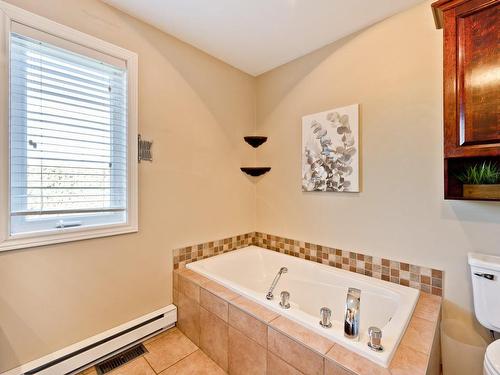 Salle de bains - 516 Rue Des Cerisiers, Coaticook, QC - Indoor Photo Showing Bathroom