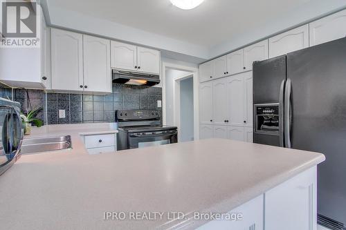 5874 Chorley Place, Mississauga, ON - Indoor Photo Showing Kitchen With Double Sink