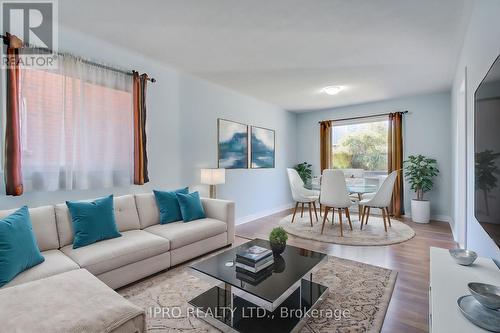 5874 Chorley Place, Mississauga, ON - Indoor Photo Showing Living Room