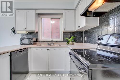 5874 Chorley Place, Mississauga, ON - Indoor Photo Showing Kitchen With Double Sink