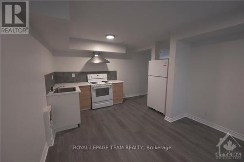 B - 27 Rockcress Gardens, Ottawa, ON - Indoor Photo Showing Kitchen