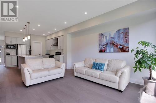 721 Capricorn Circle, Ottawa, ON - Indoor Photo Showing Living Room