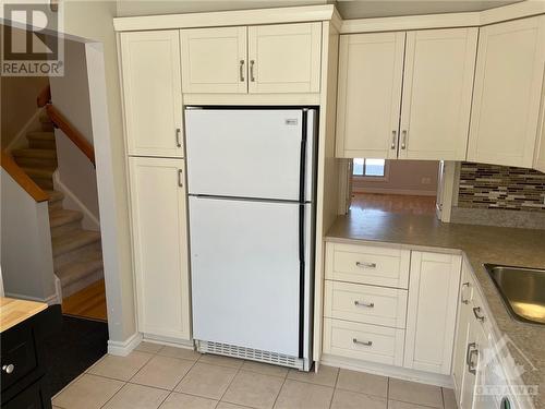 Pass through counter to the dining - 2285 Stonehenge Crescent, Cyrville - Carson Grove - Pineview (2204 - Pineview), ON - Indoor Photo Showing Kitchen