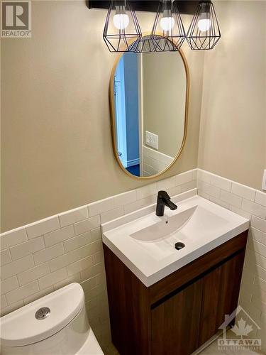 2285 Stonehenge Crescent, Cyrville - Carson Grove - Pineview (2204 - Pineview), ON - Indoor Photo Showing Bathroom