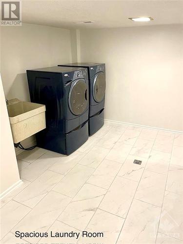 2285 Stonehenge Crescent, Cyrville - Carson Grove - Pineview (2204 - Pineview), ON - Indoor Photo Showing Laundry Room