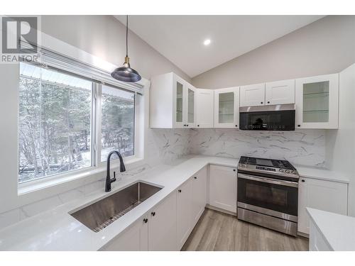 5219 Kallum Drive, 108 Mile Ranch, BC - Indoor Photo Showing Kitchen