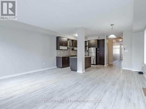 Upper - 414 Queen Mary Drive, Brampton, ON - Indoor Photo Showing Kitchen