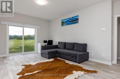 34 Bounty Avenue, Thorold (560 - Rolling Meadows), ON - Indoor Photo Showing Living Room