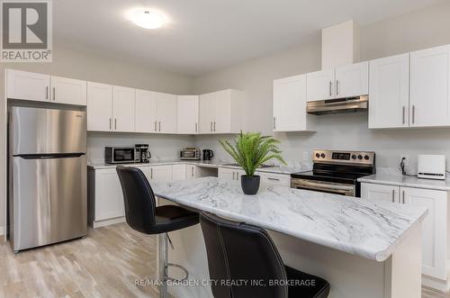 34 Bounty Avenue, Thorold (560 - Rolling Meadows), ON - Indoor Photo Showing Kitchen With Upgraded Kitchen