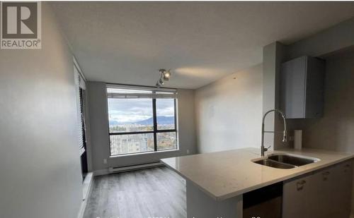 16Xx 3438 Vanness Avenue, Vancouver, BC - Indoor Photo Showing Kitchen With Double Sink